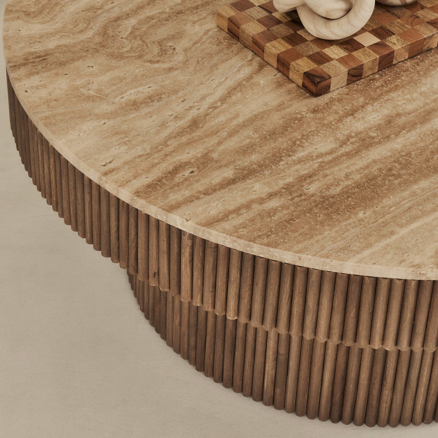 Sloane - Table basse ronde en travertin beige et bois chaud premium