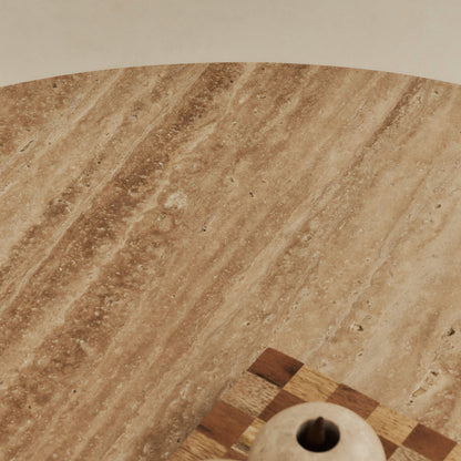 Sloane - Table basse ronde en travertin beige et bois chaud premium