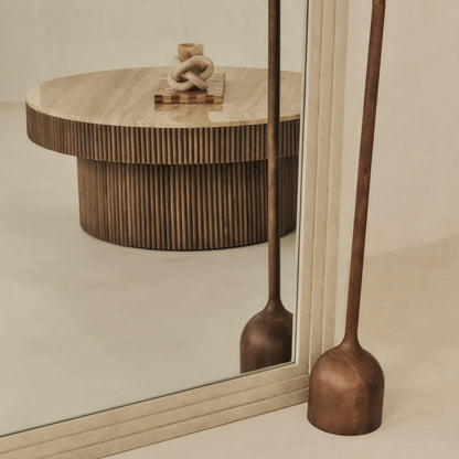 Sloane - Table basse ronde en travertin beige et bois chaud premium
