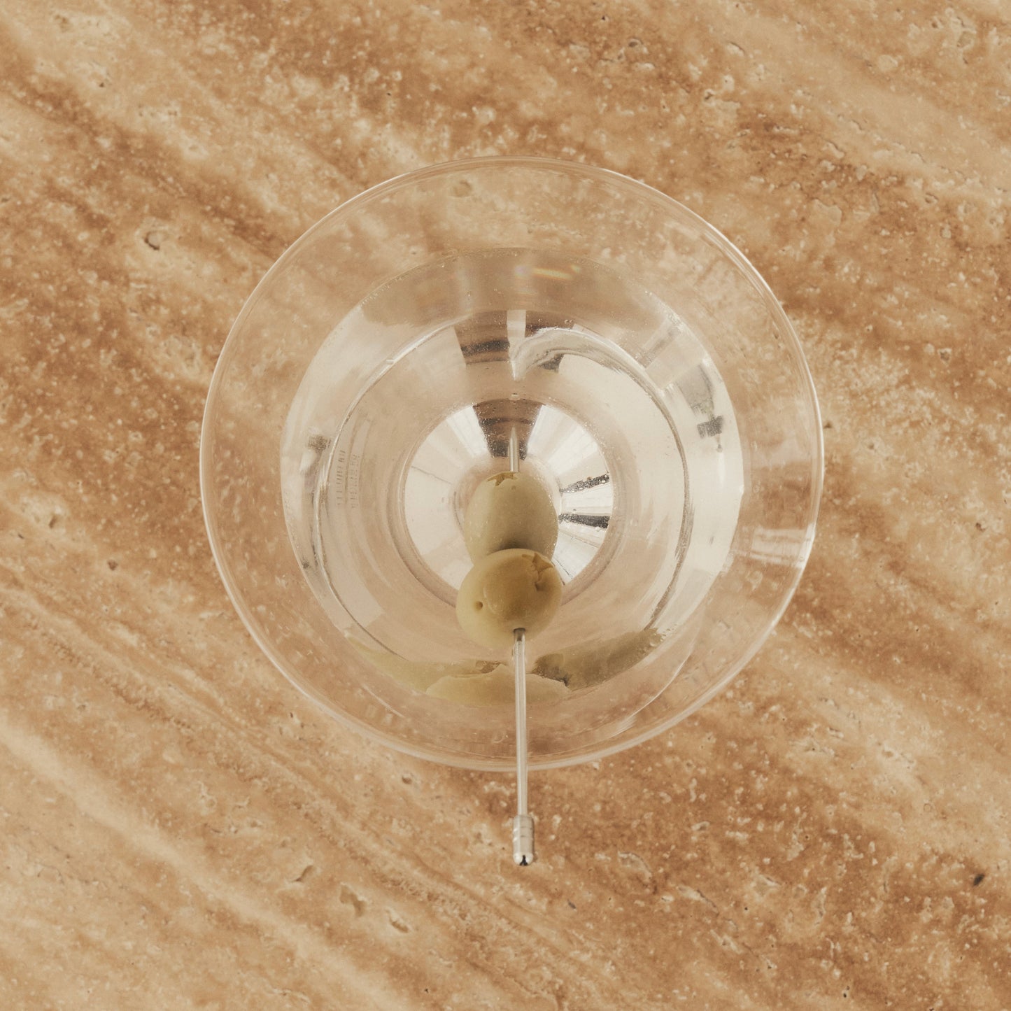 Sloane - Table basse ronde en travertin beige et bois chaud premium