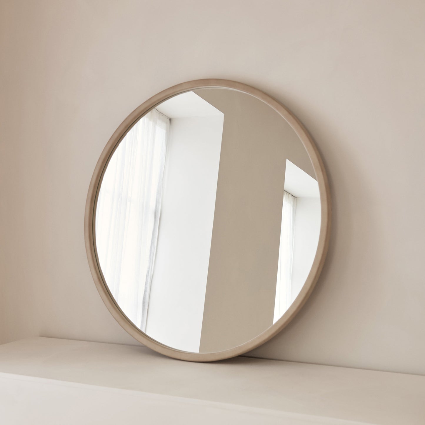 Arden - Grand miroir mural rond en béton et bois 90 cm x 90 cm