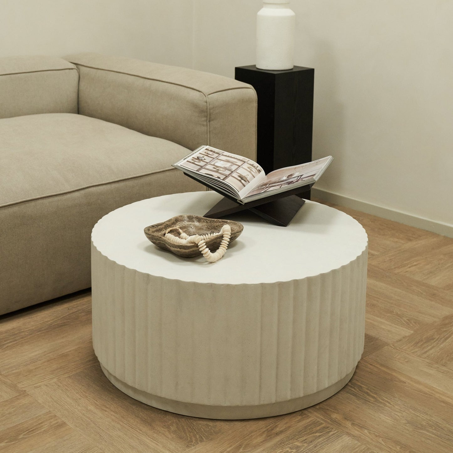 Massimo - Table basse minimaliste en béton cannelé grande