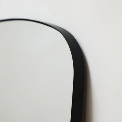 Bowness - Miroir Mural Métallique Contemporain Arqué Noir 90cm x 75cm