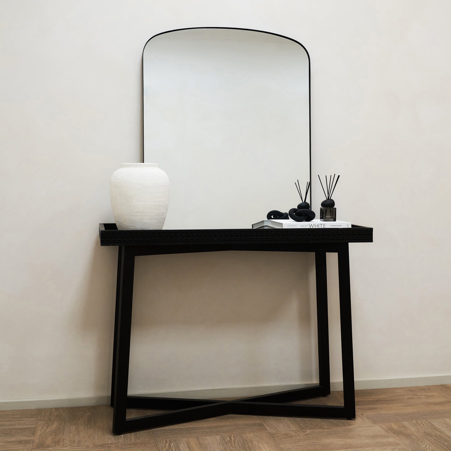Bowness - Miroir Mural Métallique Contemporain Arqué Noir 90cm x 75cm