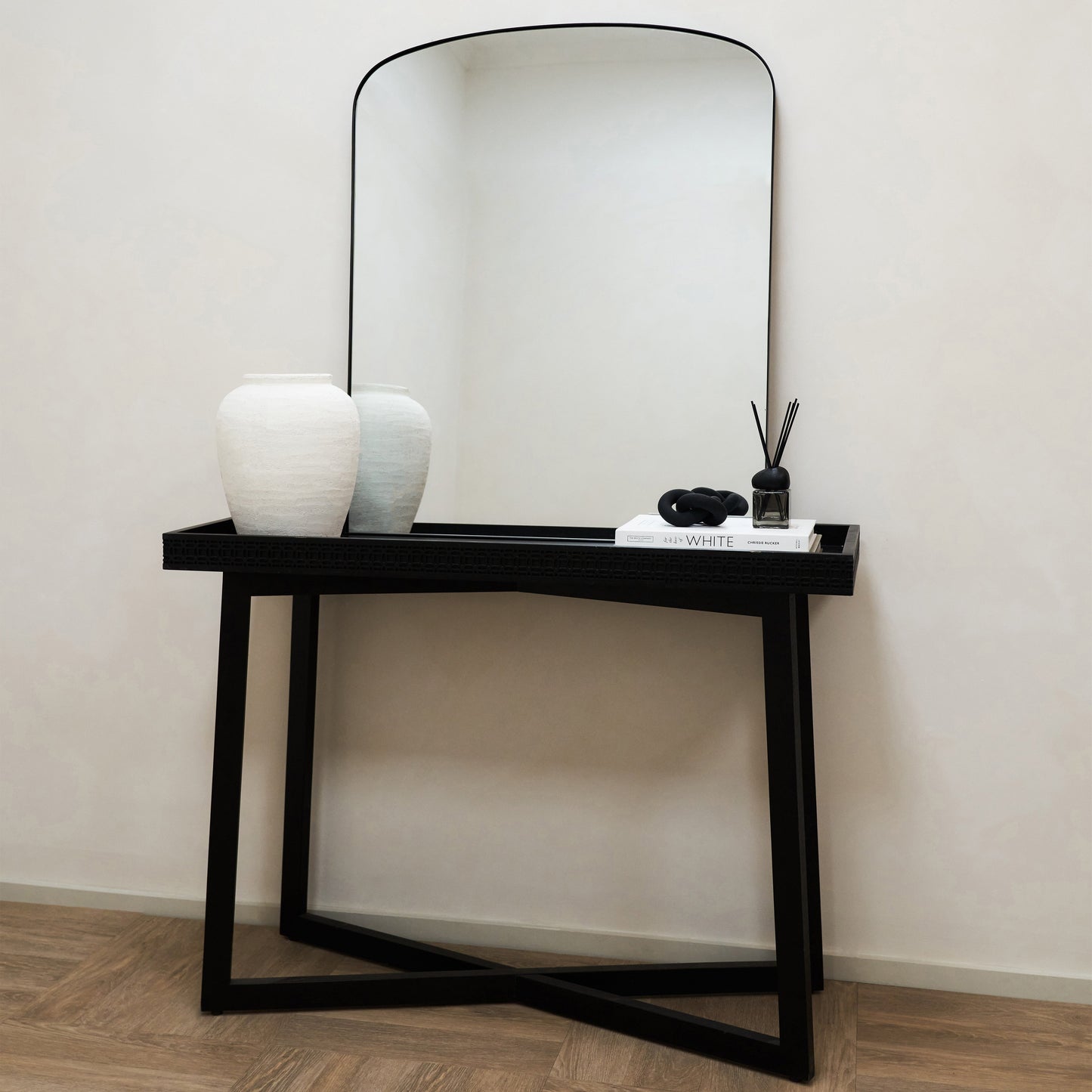 Bowness - Miroir Mural Métallique Contemporain Arqué Noir 90cm x 75cm