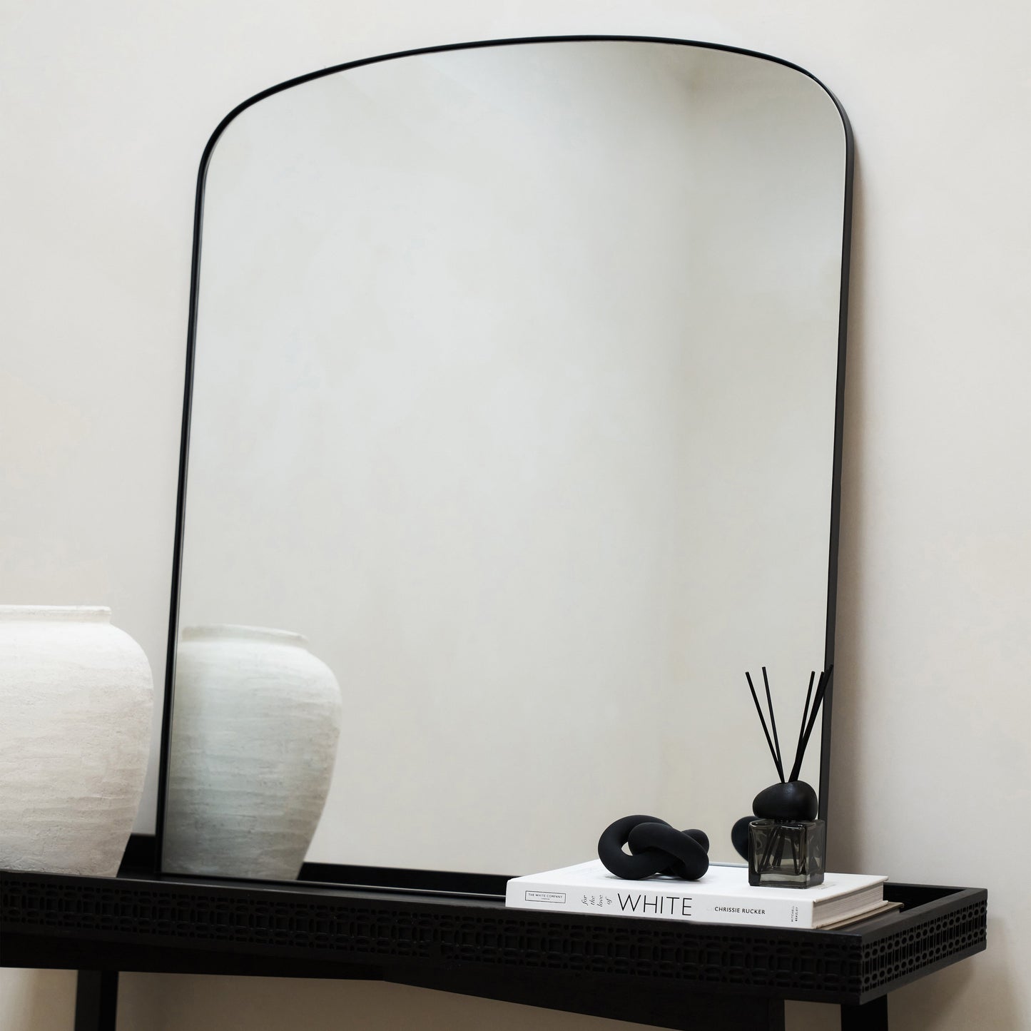 Bowness - Miroir Mural Métallique Contemporain Arqué Noir 90cm x 75cm