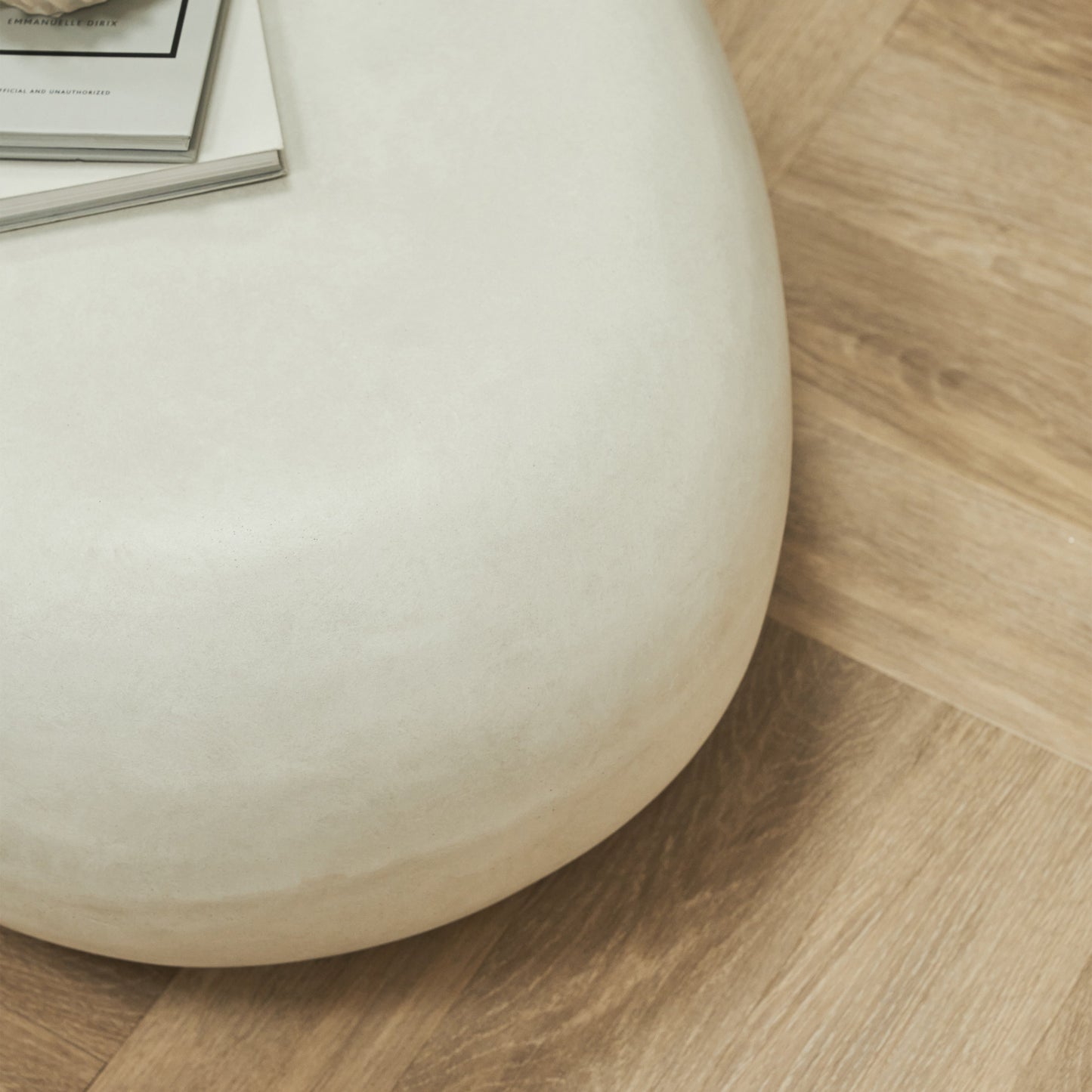 Zola - Grande table basse minimaliste galet en béton