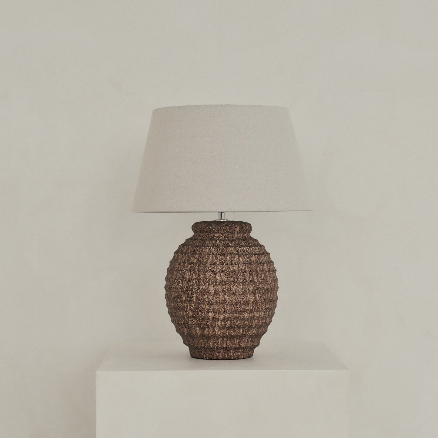 Linosa - Lampe de table avec abat-jour cylindrique en céramique texturée marron
