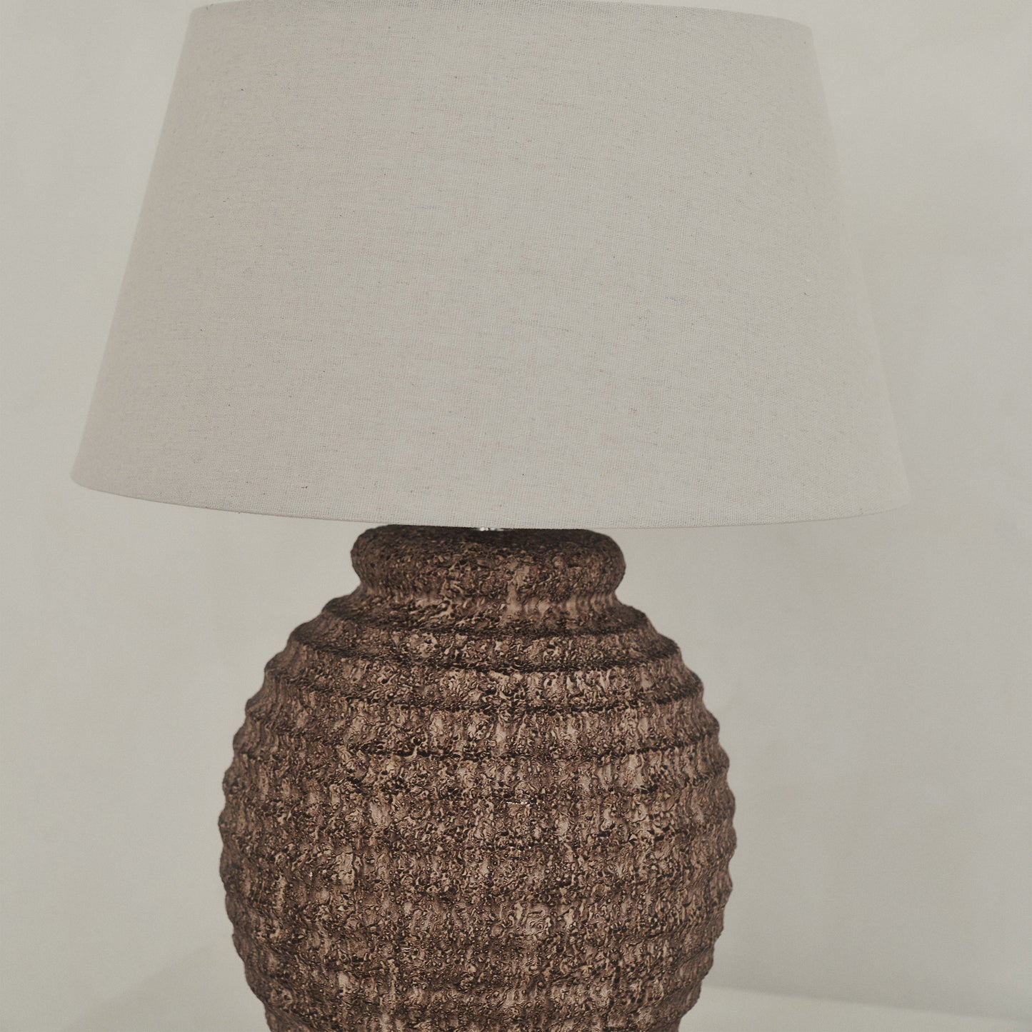 Linosa - Lampe de table avec abat-jour cylindrique en céramique texturée marron