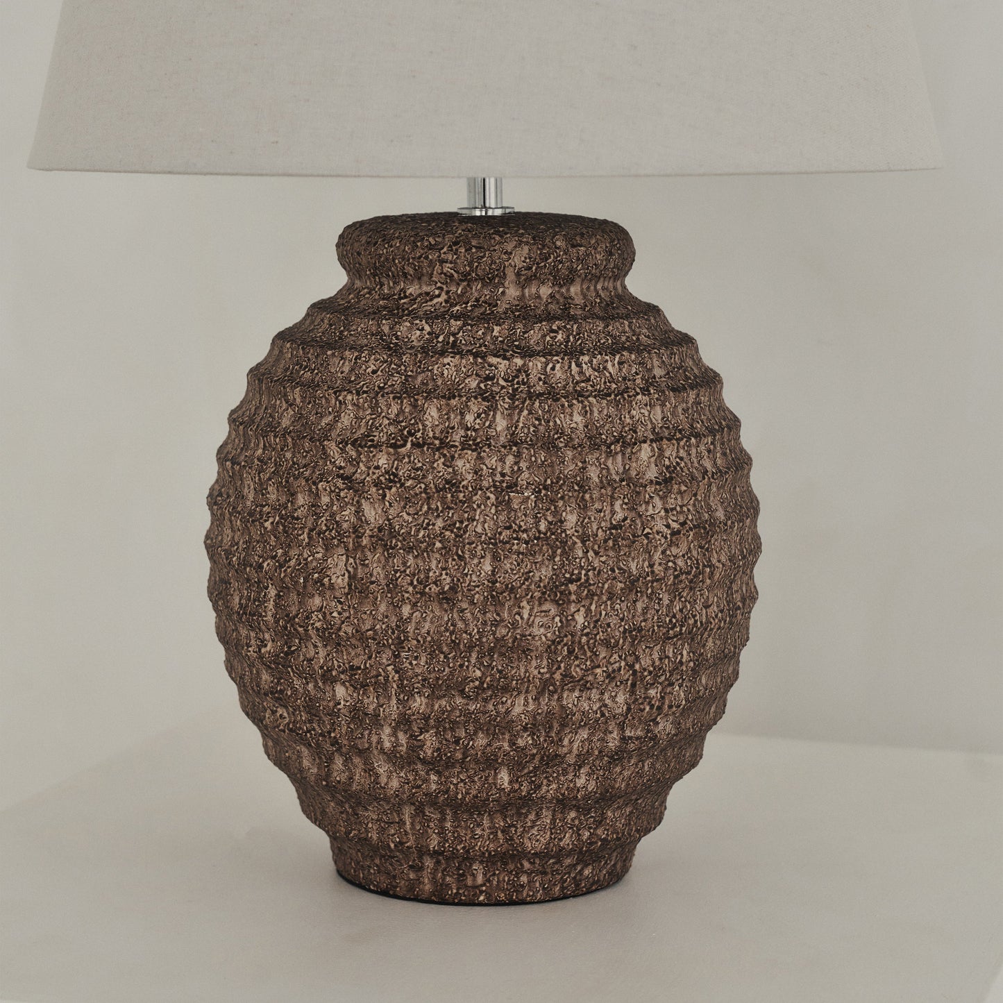 Linosa - Lampe de table avec abat-jour cylindrique en céramique texturée marron