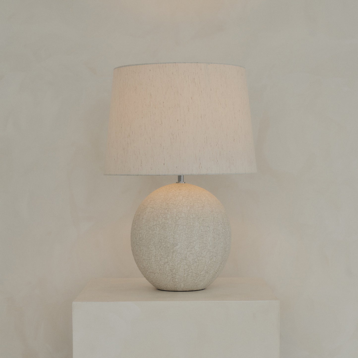 Corsica - Grande lampe de table avec abat-jour en céramique effet pierre drum