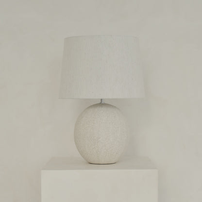 Corsica - Grande lampe de table avec abat-jour en céramique effet pierre drum