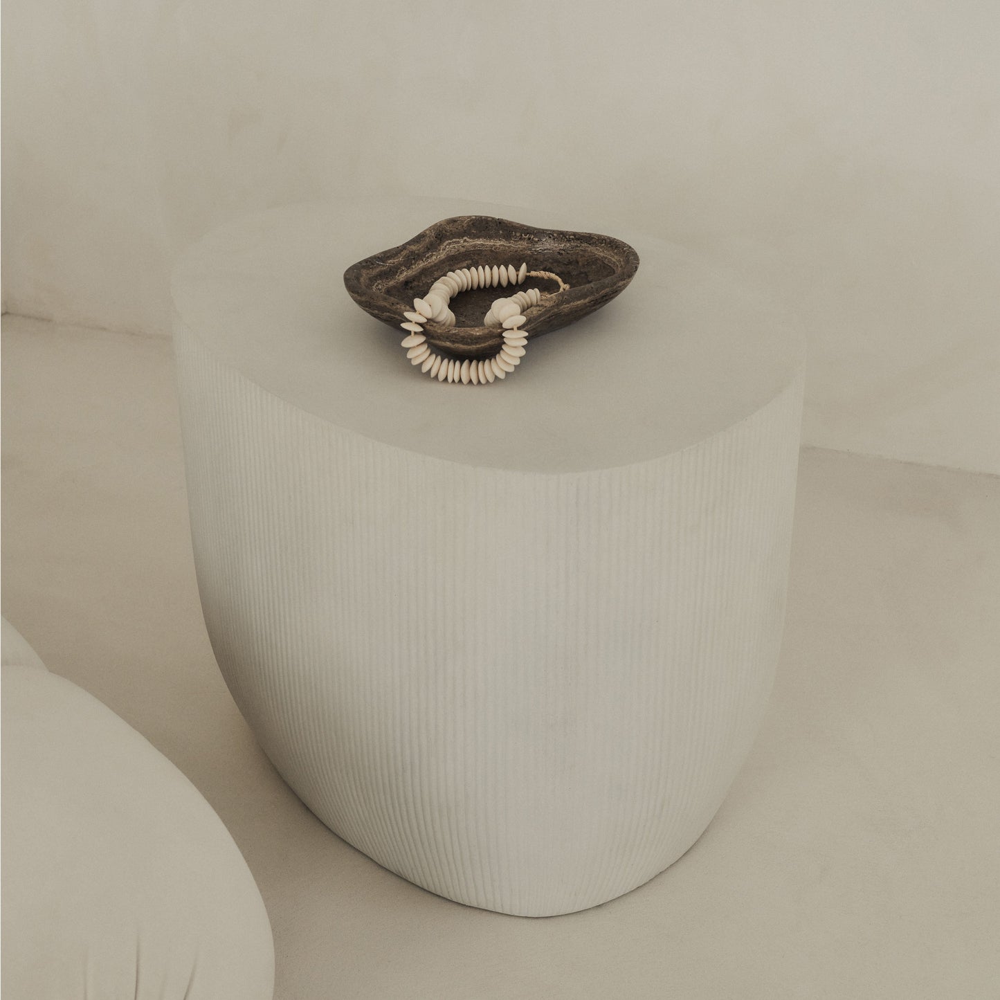 Leonardo - Table d'Appoint Minimaliste en Béton Forme Irrégulière