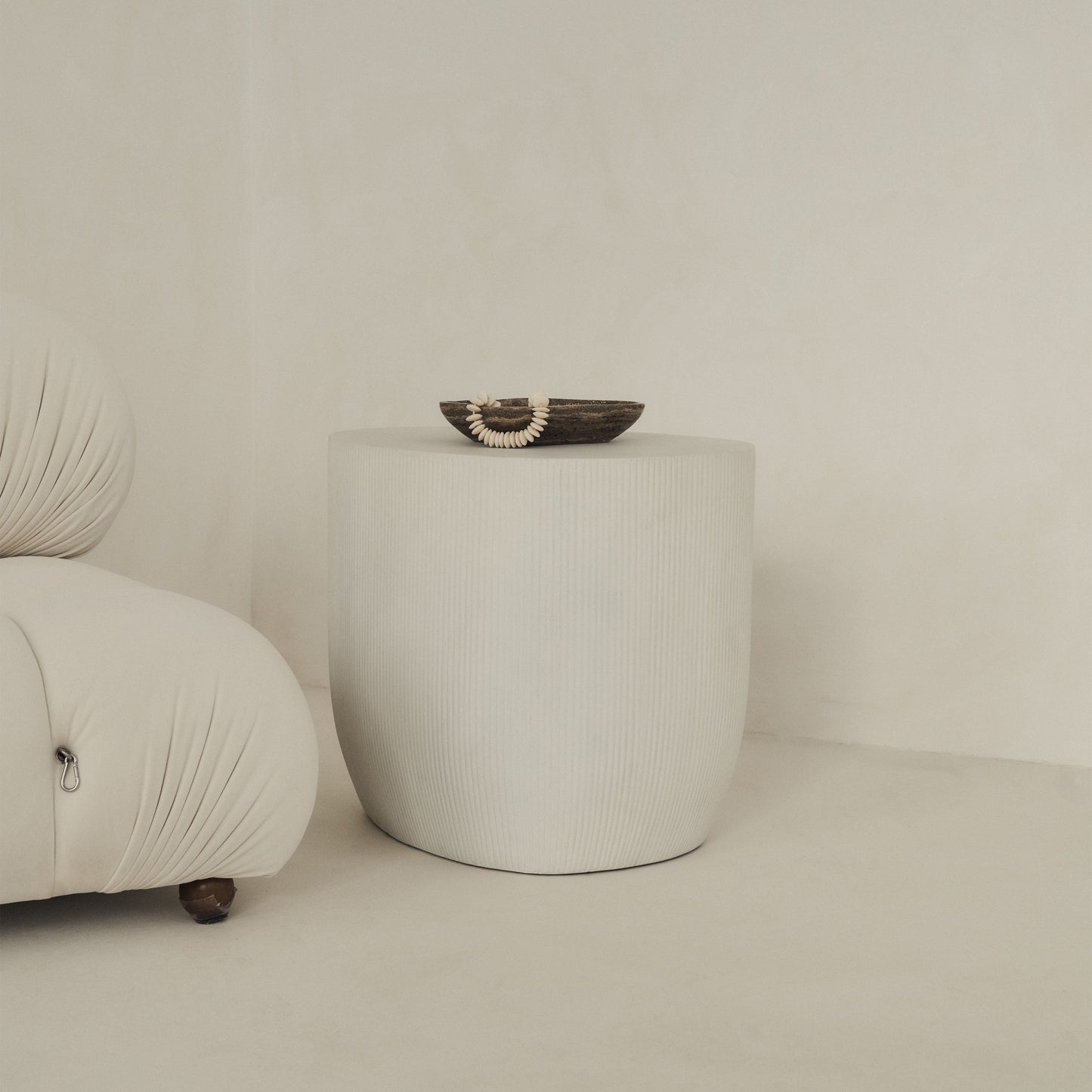 Leonardo - Table d'Appoint Minimaliste en Béton Forme Irrégulière