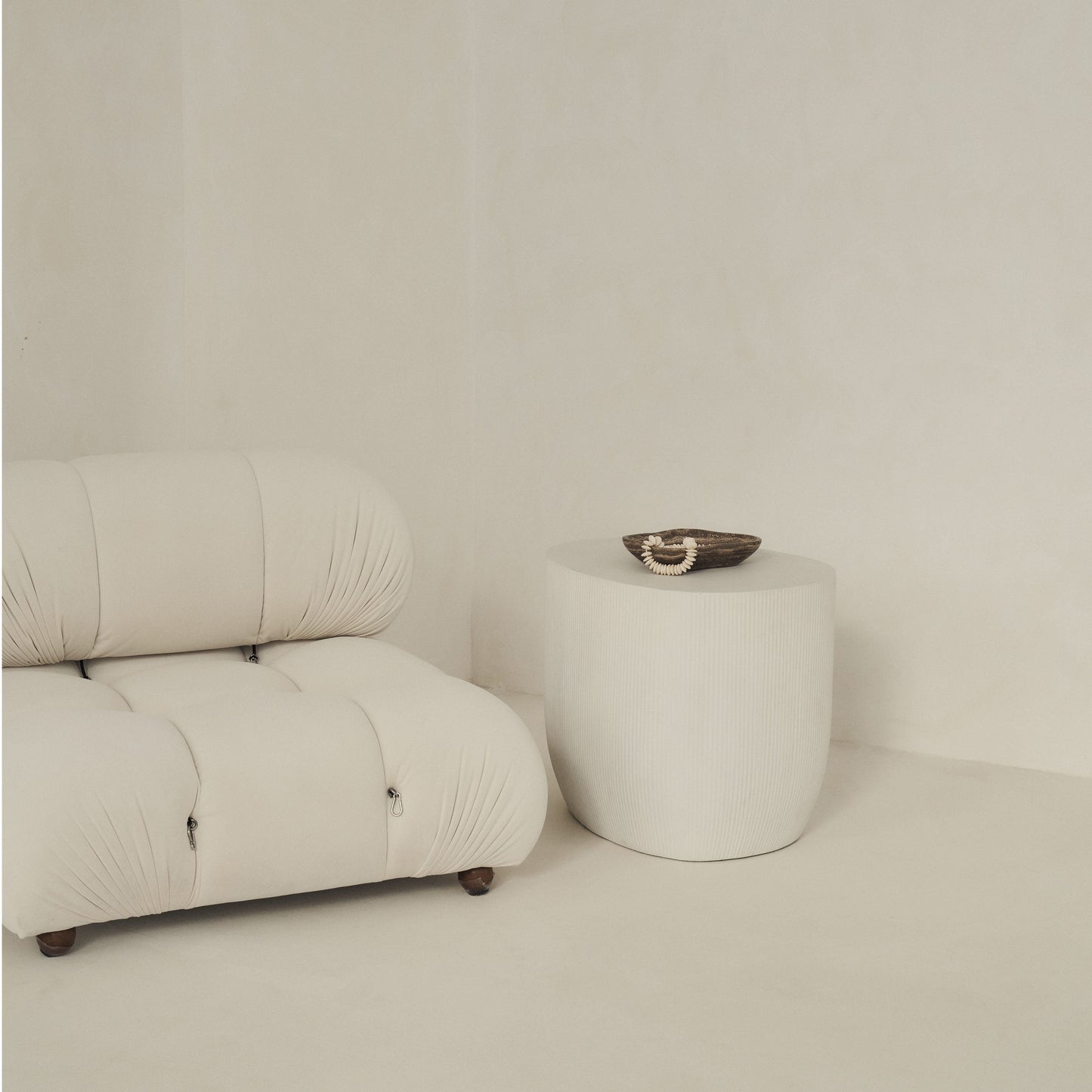 Leonardo - Table d'Appoint Minimaliste en Béton Forme Irrégulière