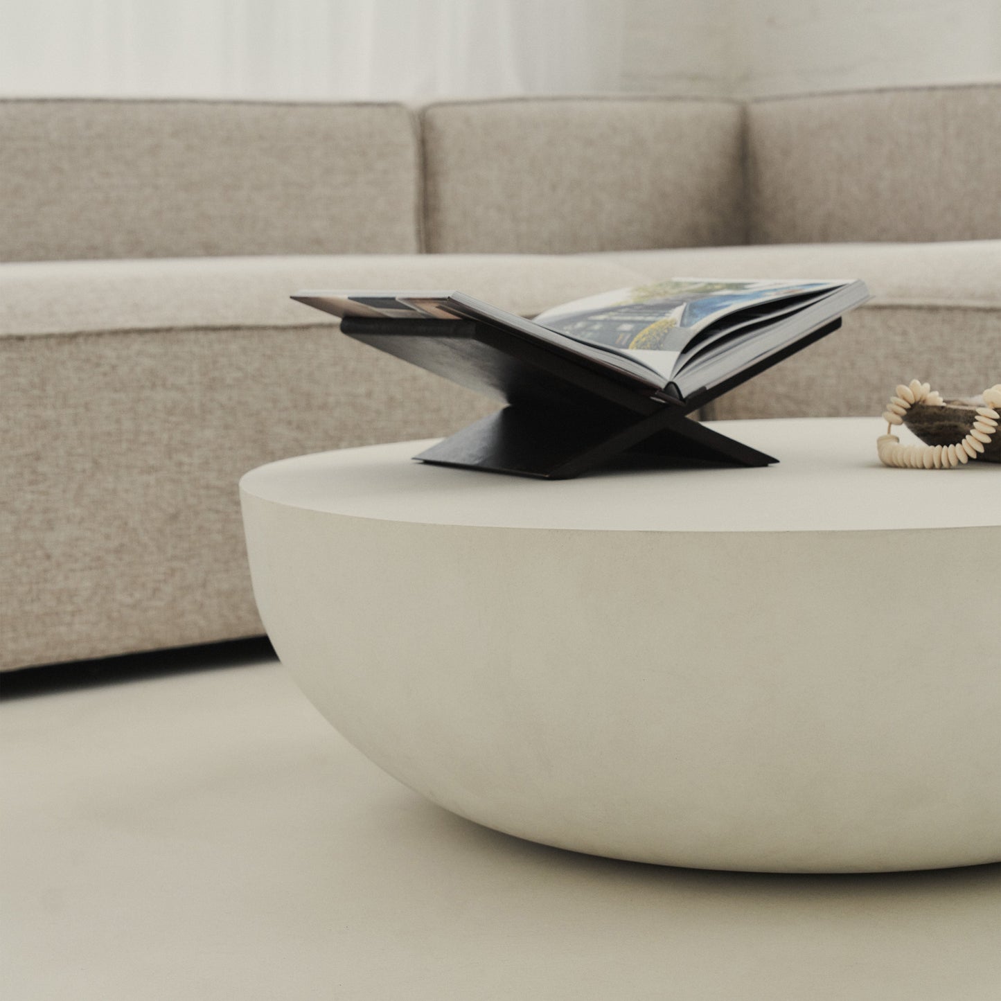 Enzo - Grande table basse ronde minimaliste en béton