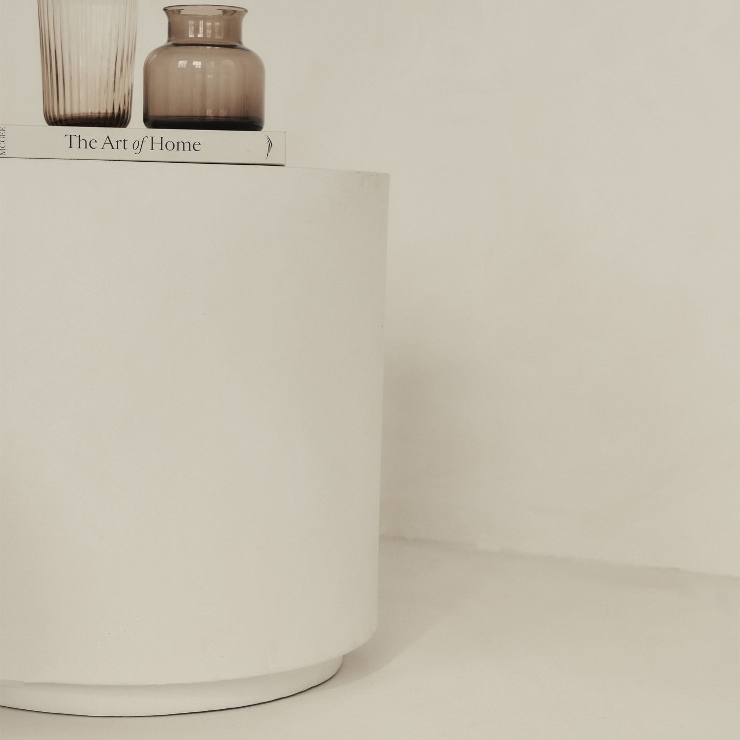 Angelo - Table d'Appoint Ronde Minimaliste en Béton