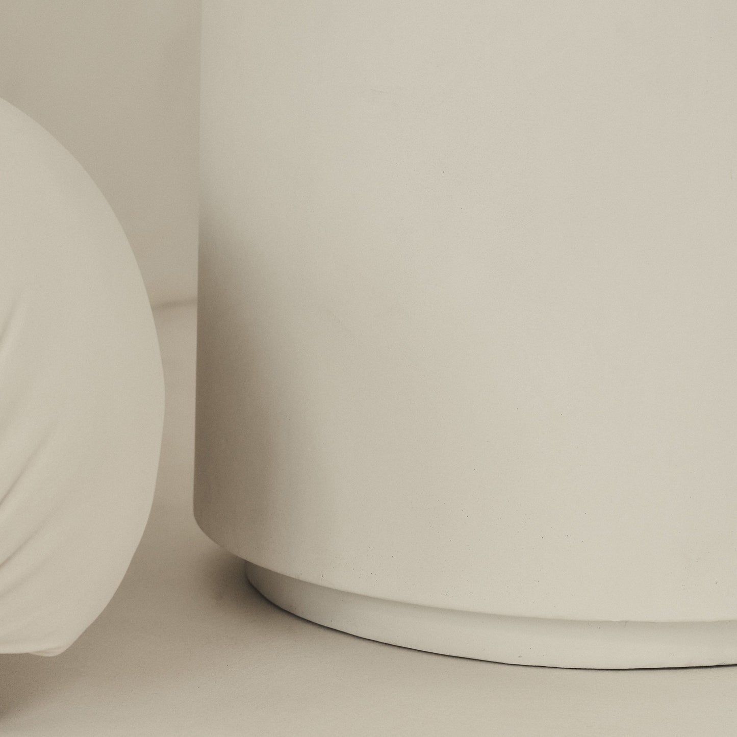 Angelo - Table d'Appoint Ronde Minimaliste en Béton