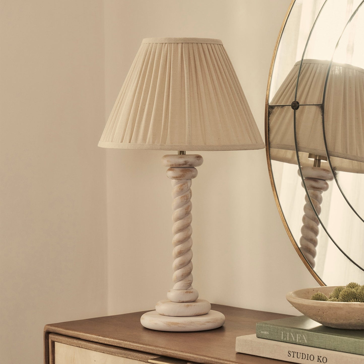 Cordelia - Lampe de table à abat-jour plissé en bois blanchi