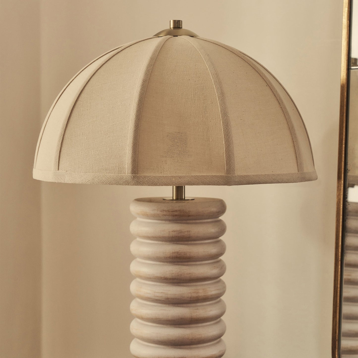 Odette - Lampe de table à abat-jour en bois blanchi en forme de dôme