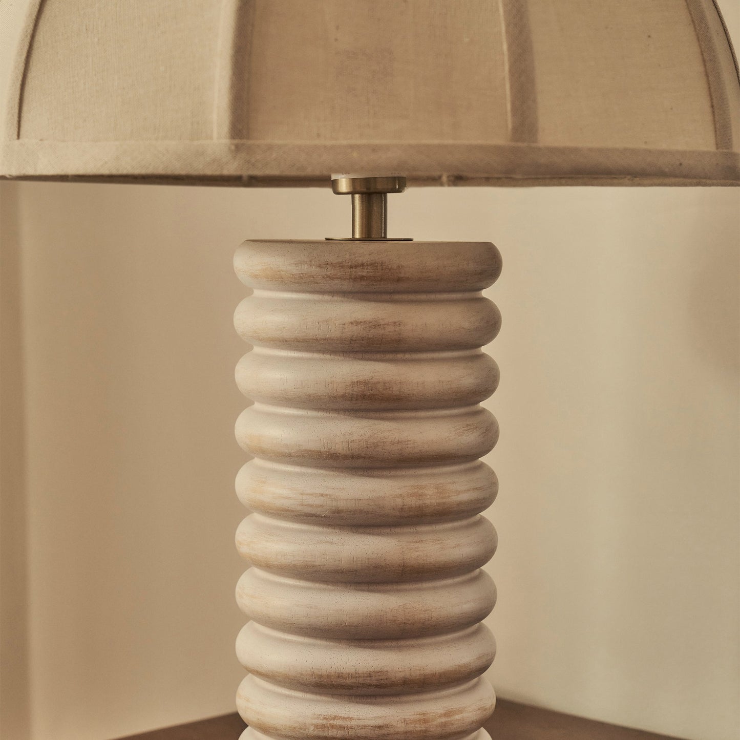 Odette - Lampe de table à abat-jour en bois blanchi en forme de dôme