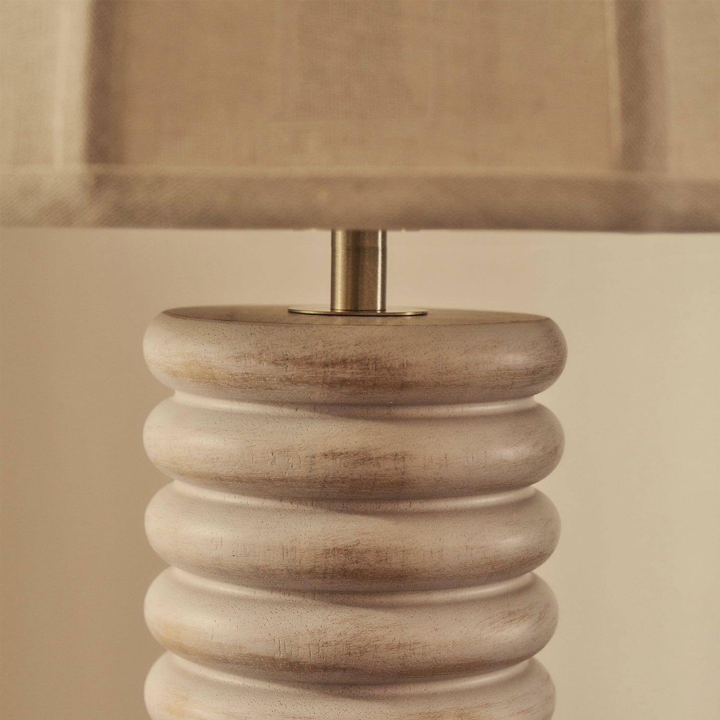 Odette - Lampe de table à abat-jour en bois blanchi en forme de dôme