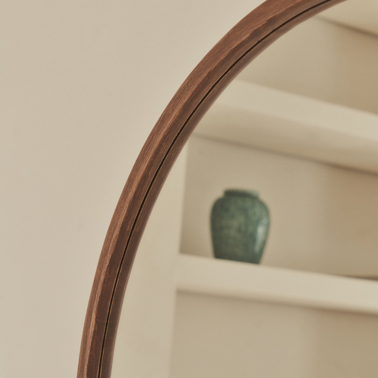 Arden - Grand miroir mural rond en bois foncé 90cm x 90cm