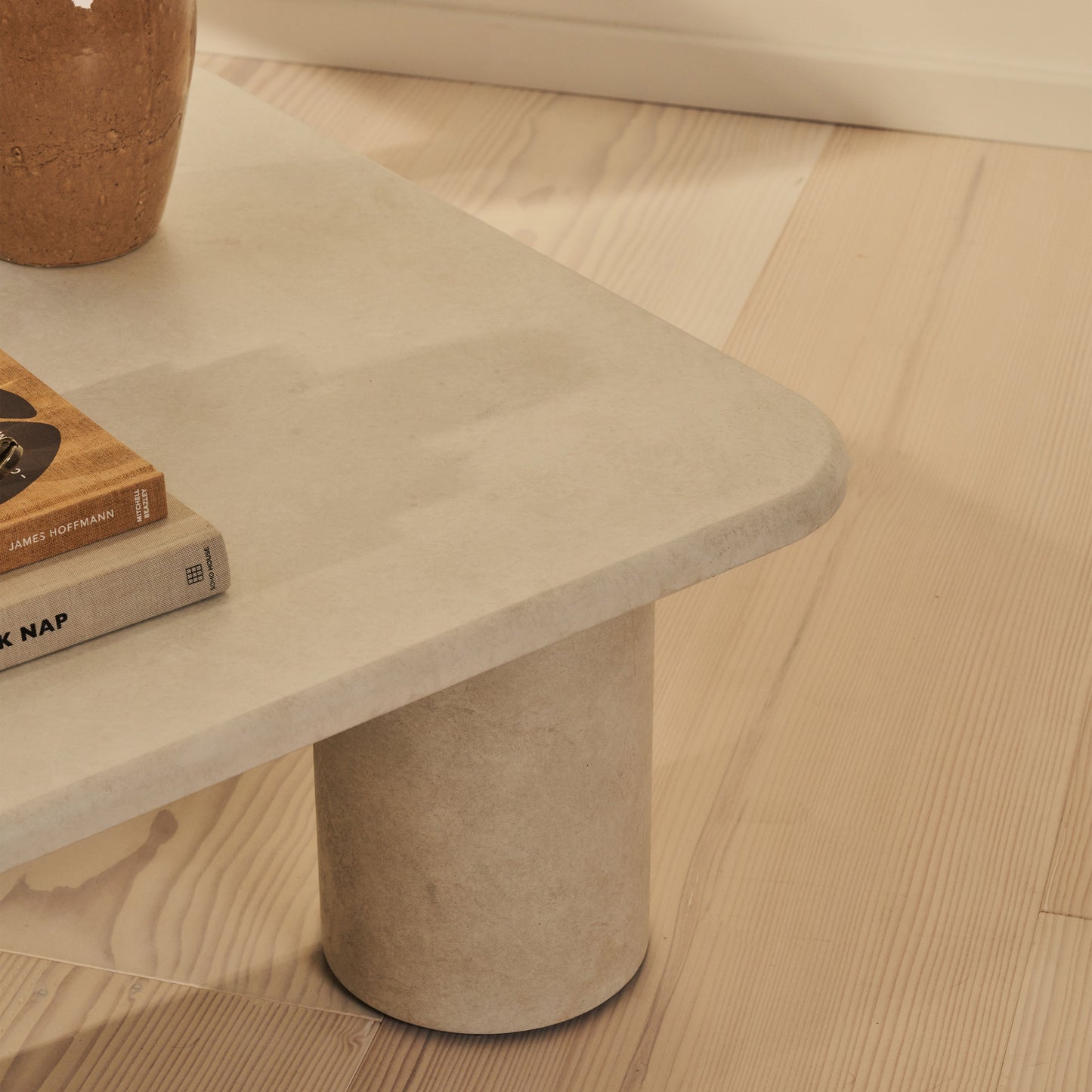Alina - Grande table basse carrée en bois et béton