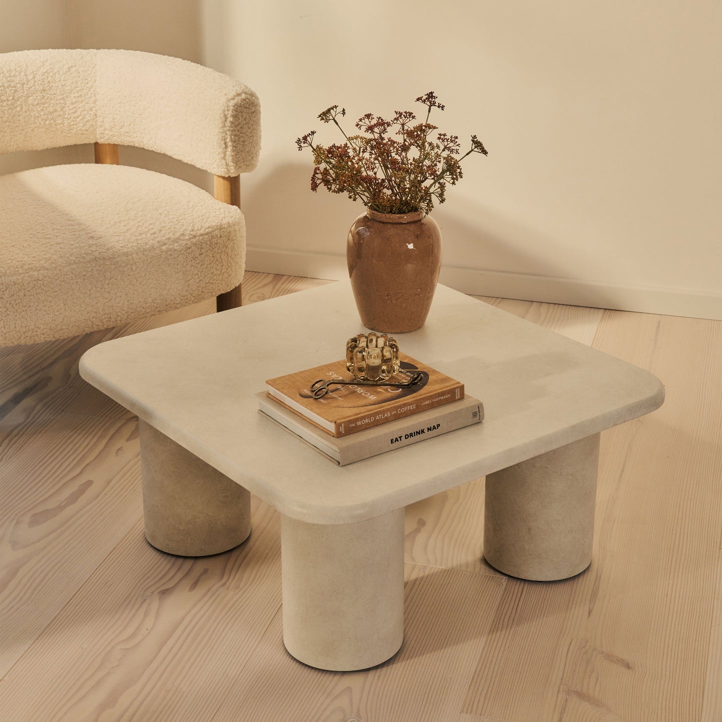 Alina - Grande table basse carrée en bois et béton