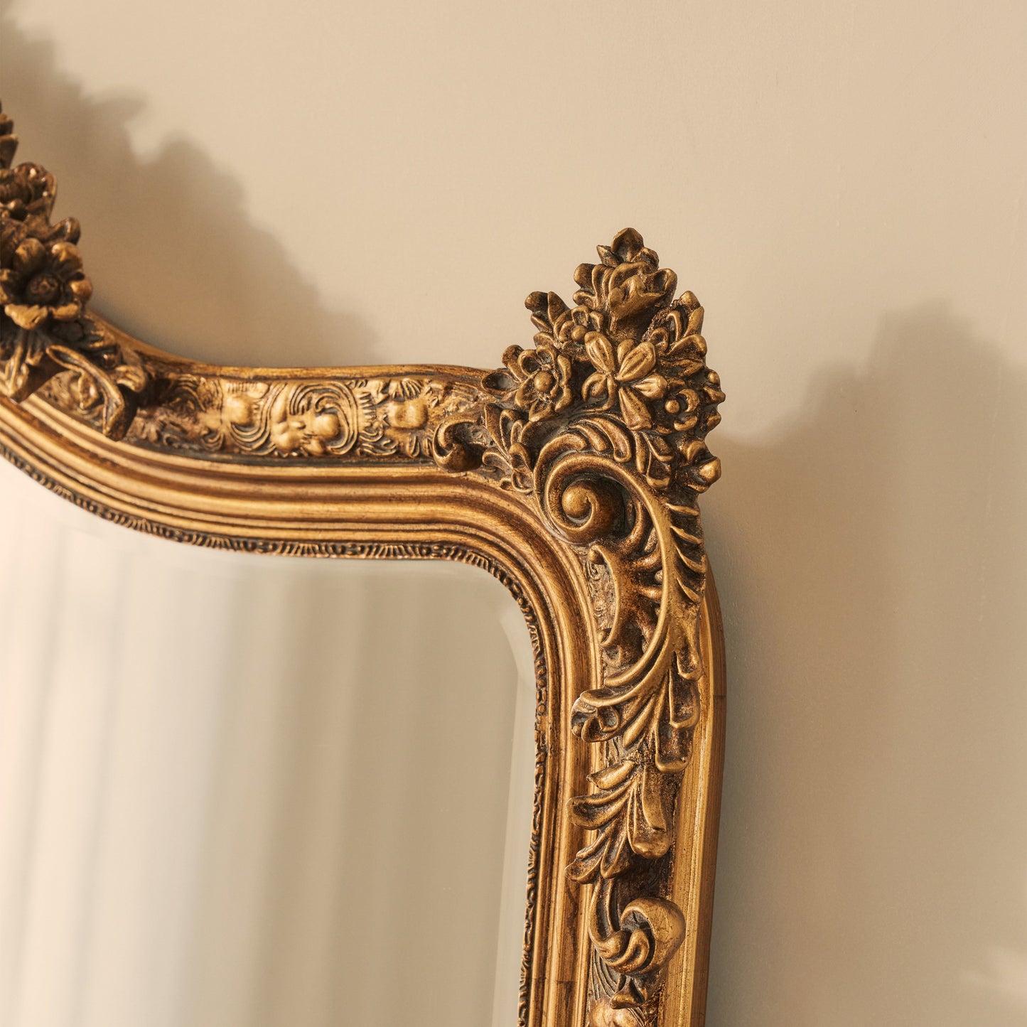 Francesca - Miroir Mural Orné Arqué Doré 109cm x 100cm