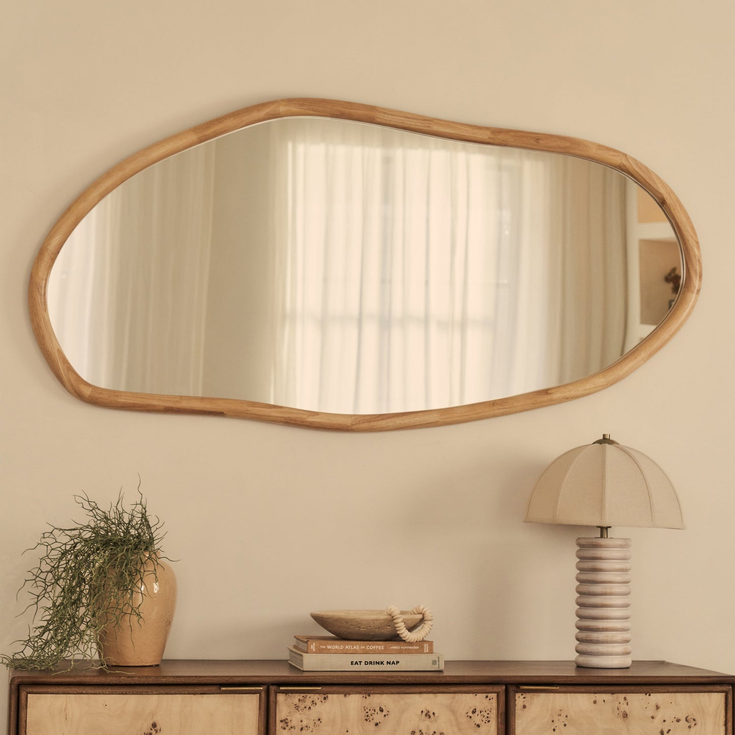 Aaliyah - Miroir mural irrégulier en bois clair 150 cm x 75 cm