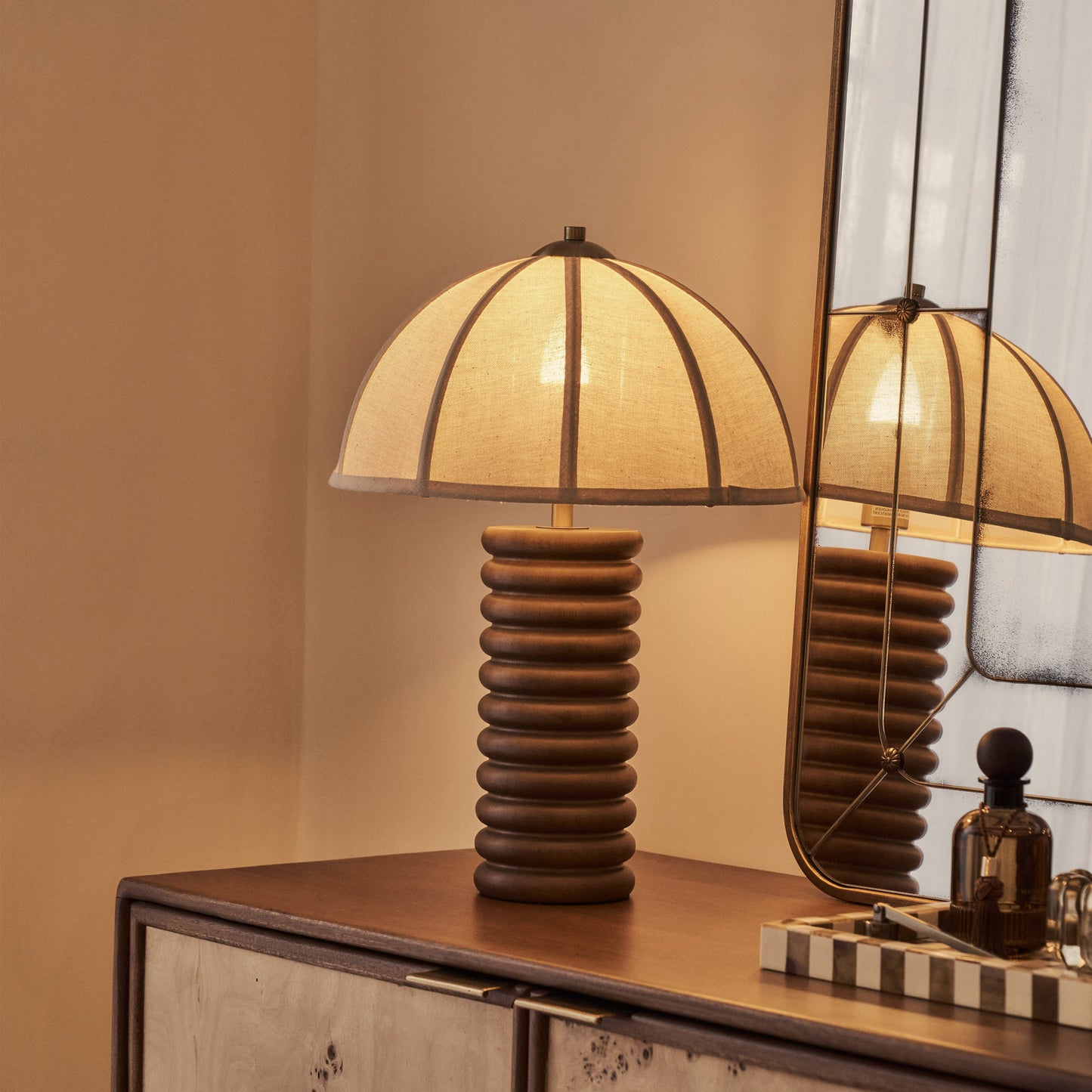 Odette - Lampe de table à abat-jour en bois foncé en forme de dôme