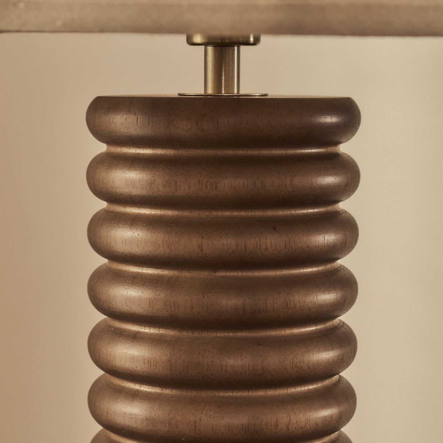 Odette - Lampe de table à abat-jour en bois foncé en forme de dôme