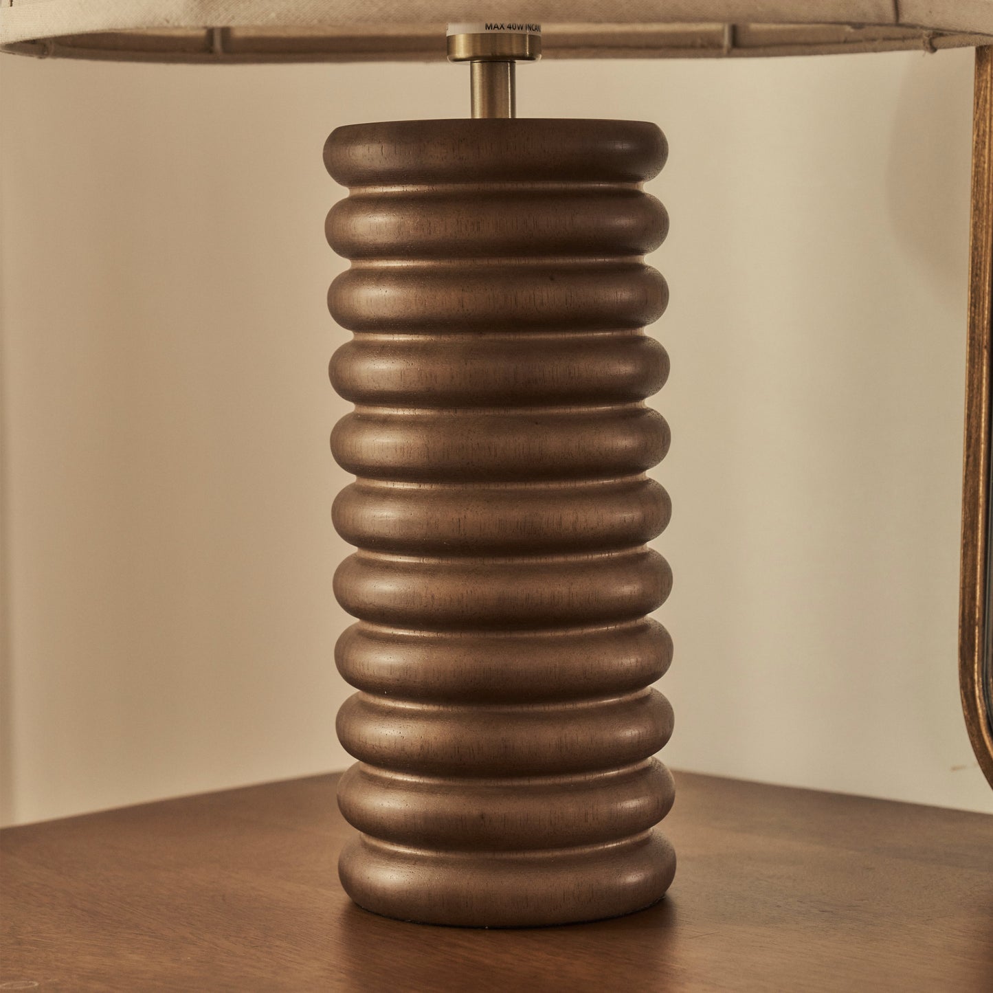 Odette - Lampe de table à abat-jour en bois foncé en forme de dôme