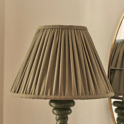 Cordelia - Lampe de table avec abat-jour plissé vert olive