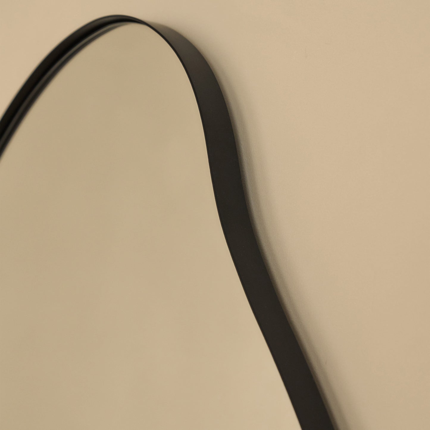 Ava - Miroir Noir en Forme d'Étang Irrégulier 100cm x 70cm