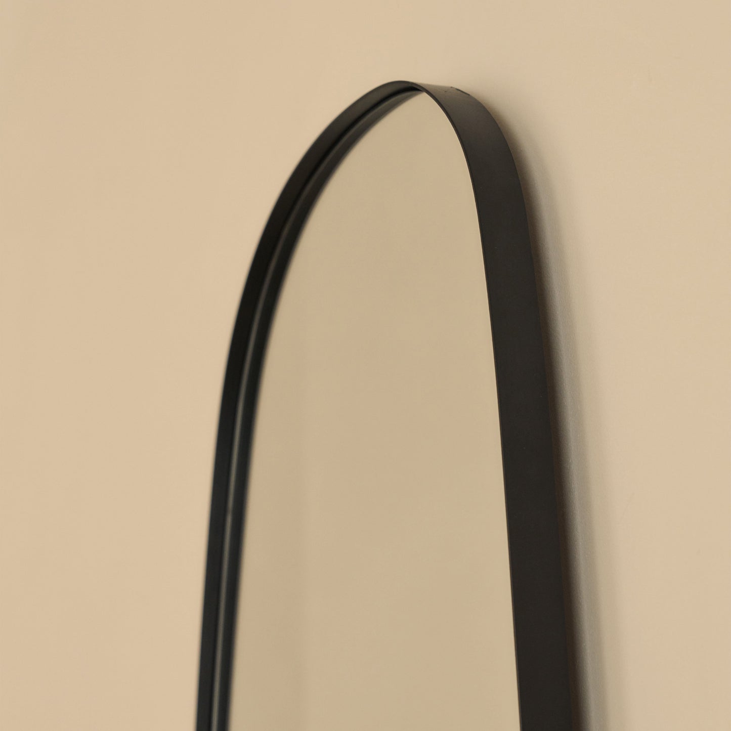 Ava - Miroir irrégulier en forme de pierre noire 75 cm x 45 cm