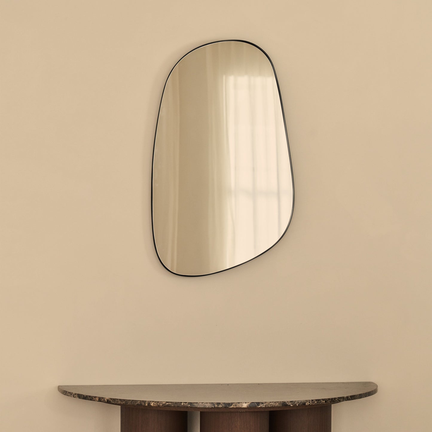 Ava - Miroir irrégulier en forme de pierre noire 75 cm x 45 cm