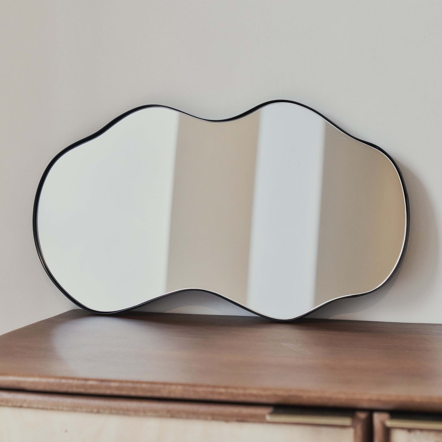 Ava - Miroir irrégulier en forme d'étang noir 50 cm x 30 cm