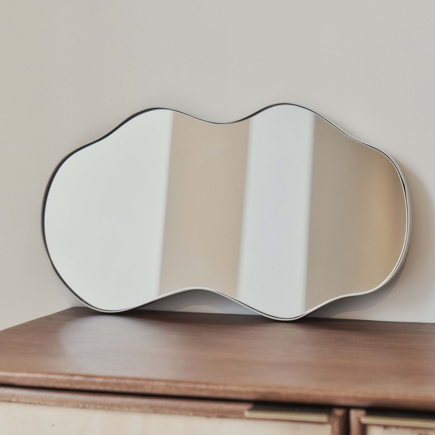 Ava - Miroir irrégulier en forme d'étang écru 50cm x 30cm