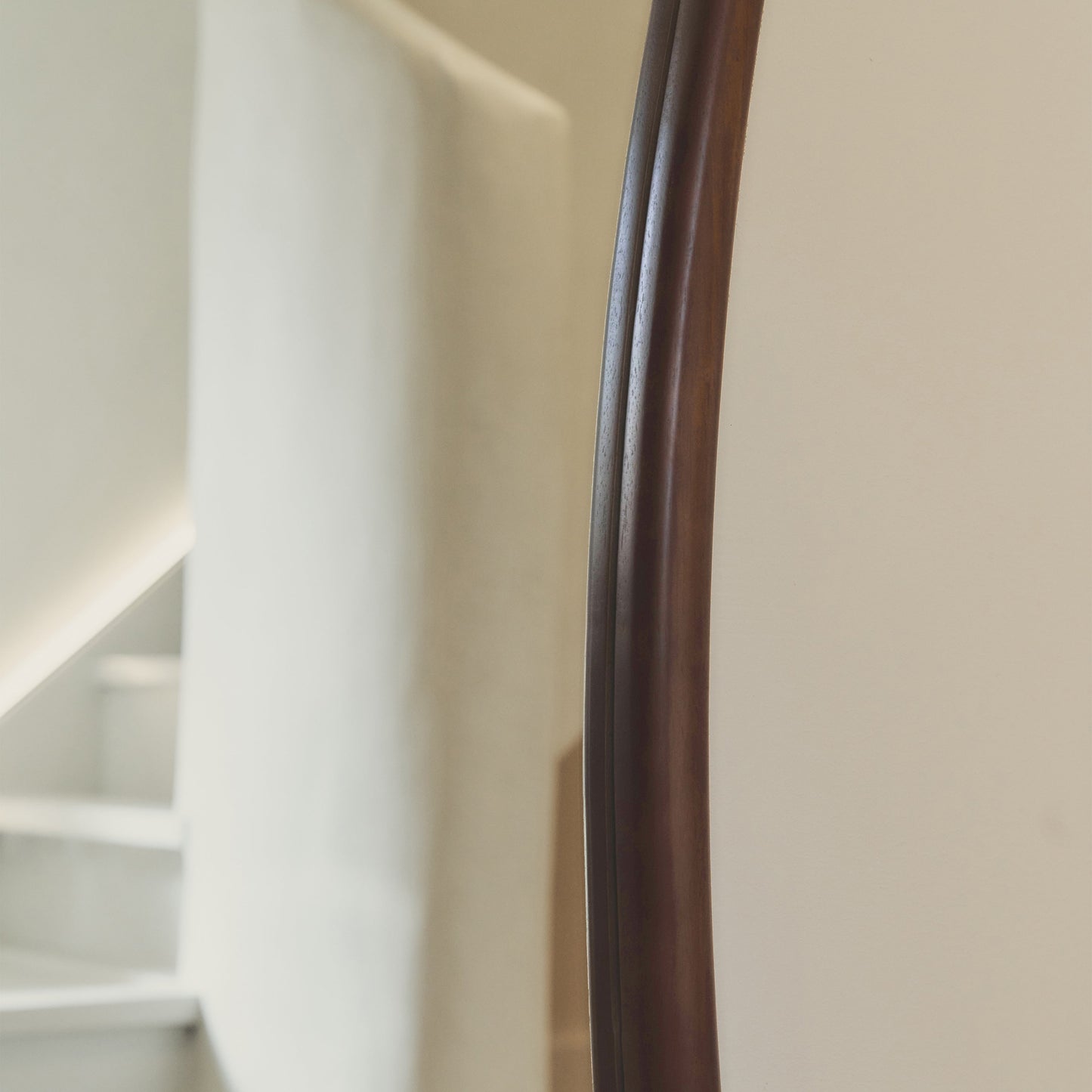 Arcurva - Grand miroir irrégulier en bois foncé pleine longueur 170cm x 85cm