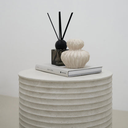 Raya - Table d'Appoint Côtoyée Minimaliste en Béton à Cannelures