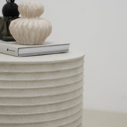 Raya - Table d'Appoint Côtoyée Minimaliste en Béton à Cannelures