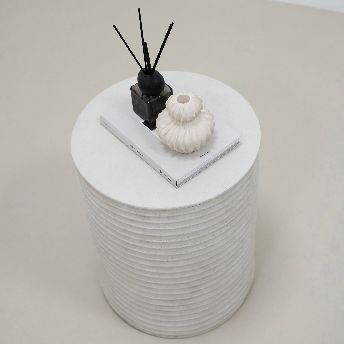 Raya - Table d'Appoint Côtoyée Minimaliste en Béton à Cannelures