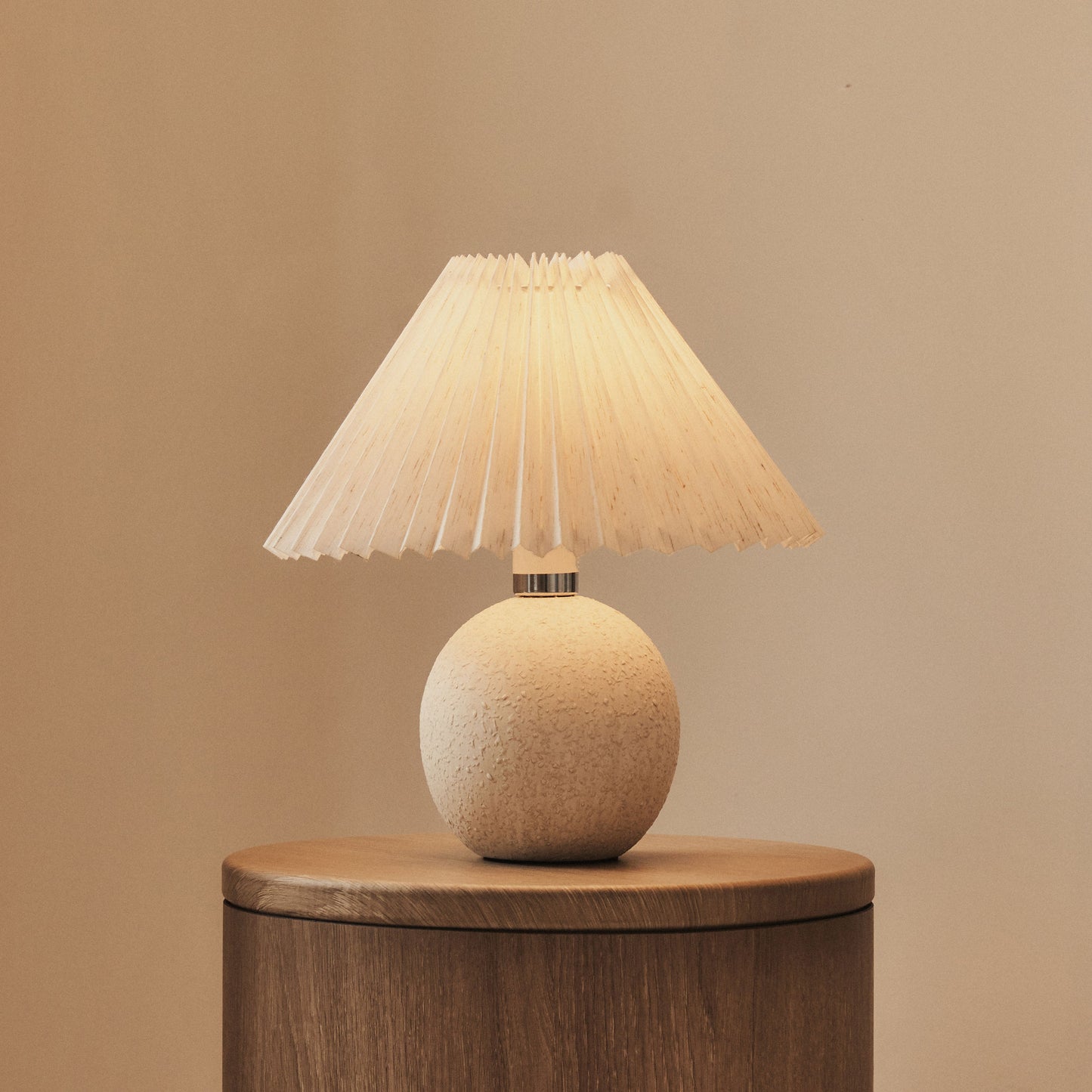 Corsica - Lampe de Table en Céramique Pierre avec Abat-jour Plissé