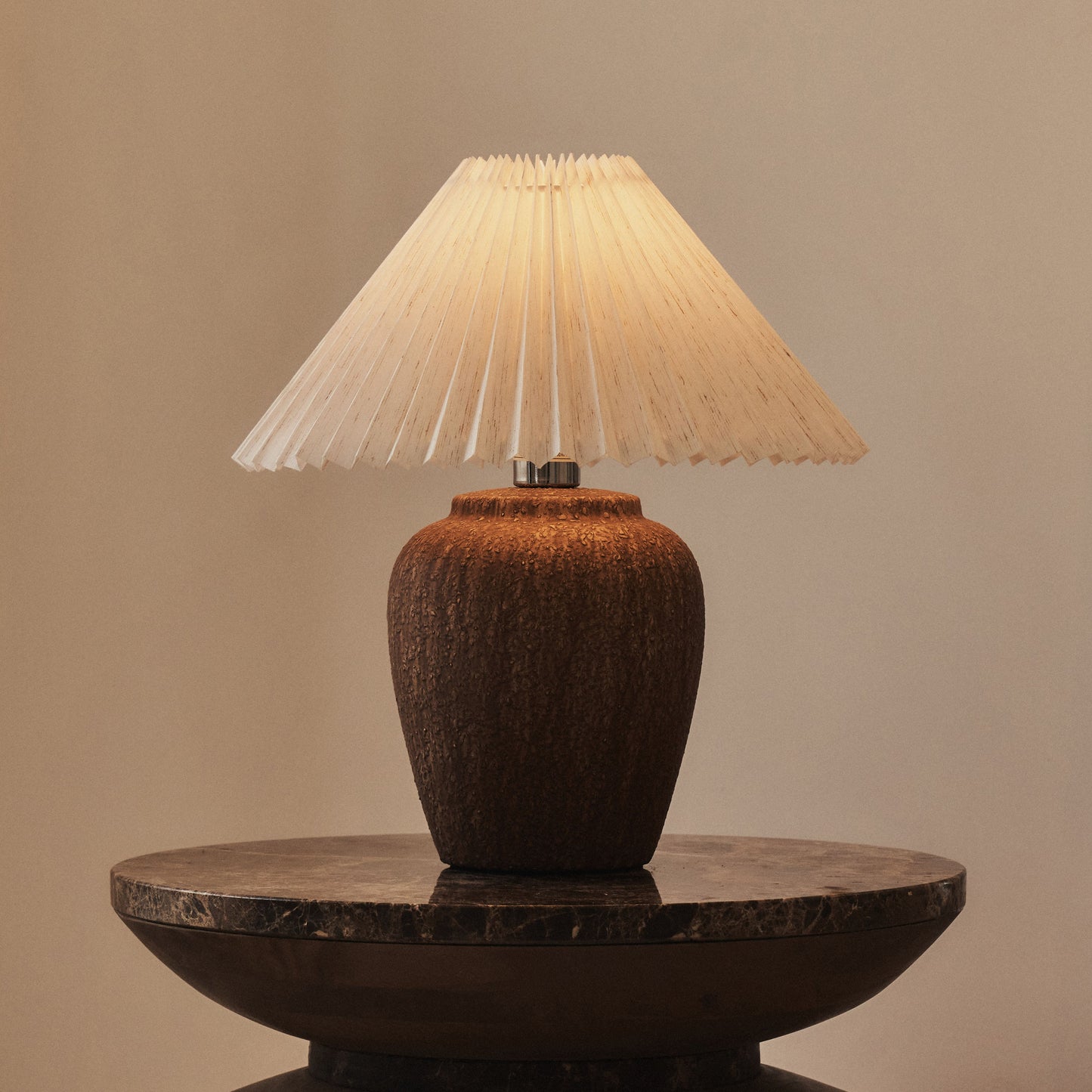 Sicile - Lampe de table en céramique marron avec abat-jour plissé