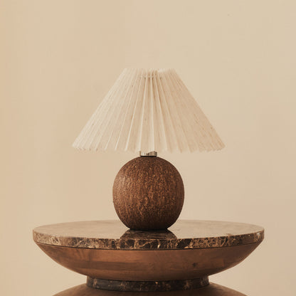 Corsica - Lampe de table en céramique marron avec abat-jour plissé