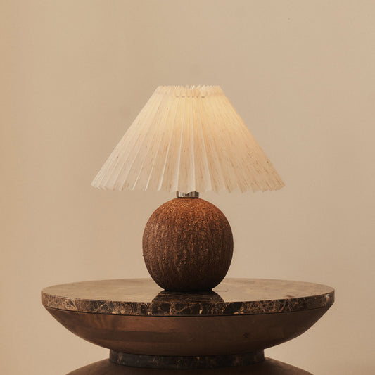 Corsica - Lampe de table en céramique marron avec abat-jour plissé