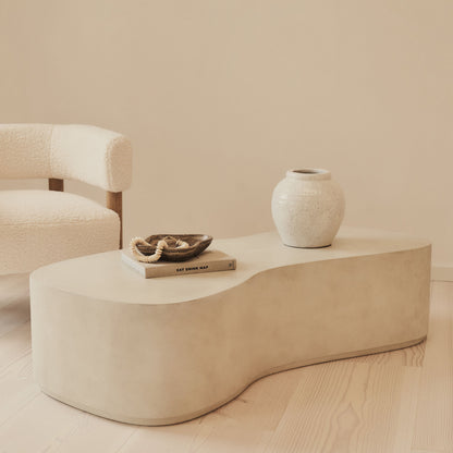 Arlo - Table basse extra large irrégulière en béton