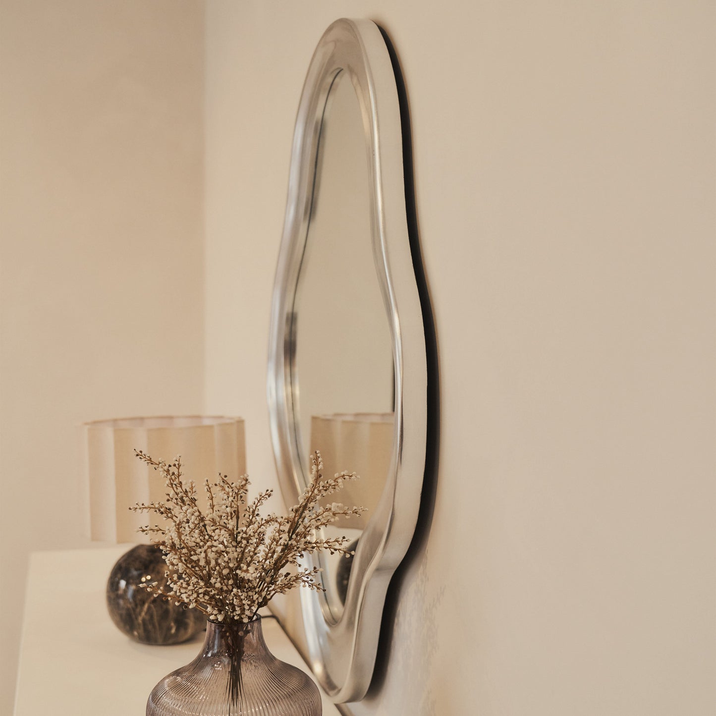 Riva - Miroir irrégulier en forme d'étang brossé chrome 120cm x 90cm